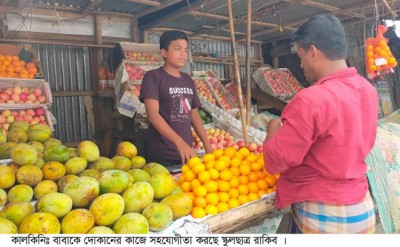 ‘স্কুল বন্ধ, তাই বাবাকে সহযোগিতা করছে স্কুলছাত্র রাকিব’ ‘স্কুল বন্ধ, তাই বাবাকে সহযোগিতা করছে স্কুলছাত্র রাকিব’